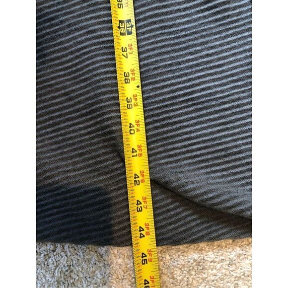 14th & Union Women’s Black and Gray Reversal Pattern Design Scarf - Picture 6 of 6